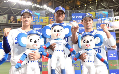 ポーズを決めるヒーローの（左から）京田、ロメロ、福田（撮影・森本幸一）