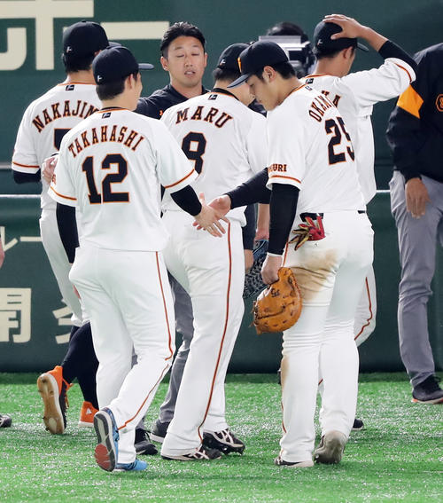 巨人対阪神　初先発初勝利を決めた高橋（左）を握手で祝福する岡本（撮影・浅見桂子）