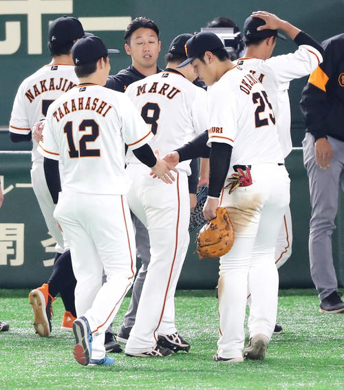 巨人対阪神　初先発初勝利を決めた高橋（左）を握手で祝福する岡本（撮影・浅見桂子）