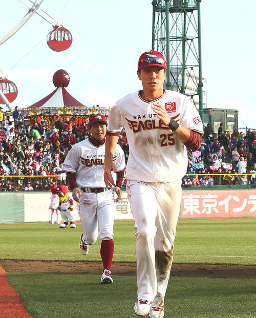 楽天対日本ハム　5連勝を飾りファンの声援に応える楽天の田中（手前）と茂木（撮影・足立雅史）