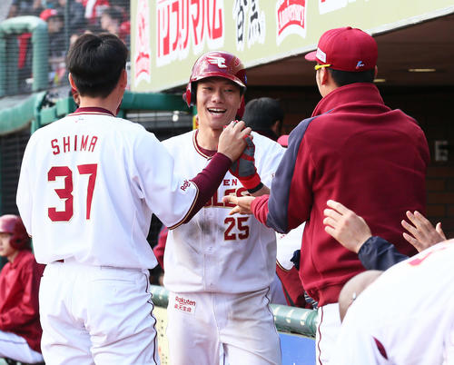 楽天対日本ハム　6回裏楽天2死二、三塁、浅村の右越え2点適時三塁打で生還し出迎えに笑顔を見せる田中（撮影・足立雅史）