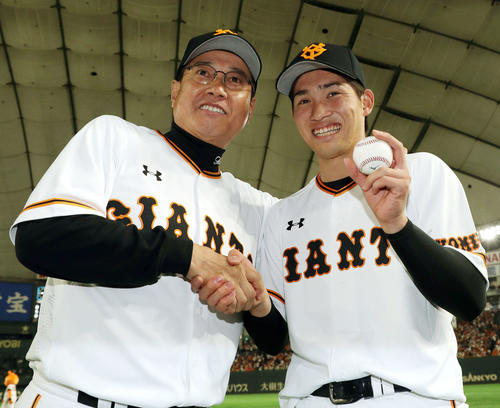 プロ初勝利の高橋（右）はウイニングボールを手に原監督と笑顔で握手（撮影・松本俊）