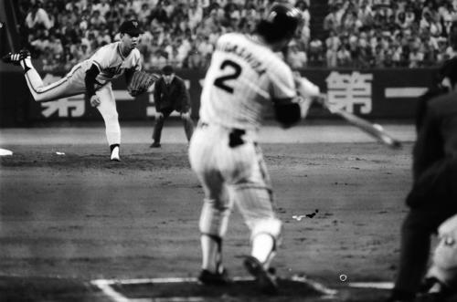 77年6月、阪神戦で投球する巨人堀内恒夫