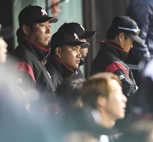 ロッテ井口監督（中央）