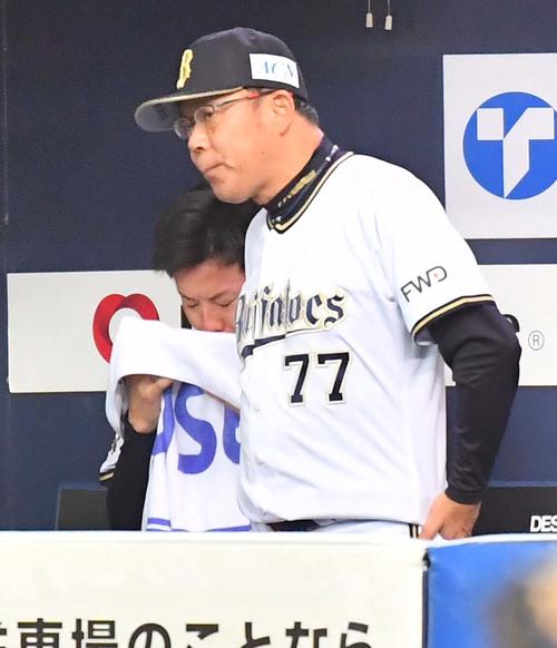 オリックス対ソフトバンク　ベンチに下がり西村監督（右）に声を掛けられる松葉（撮影・上田博志）