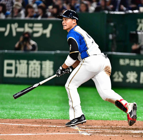 7回裏日本ハム1死一、二塁、王柏融は左適時二塁打を放つ（撮影・小沢裕）