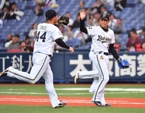 7回表楽天2死、足立祐一の三ゴロを軽快にさばいた頓宮裕真（左）と笑顔でハイタッチする山岡泰輔（撮影・上田博志）