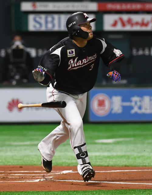 ソフトバンク対ロッテ　10回表ロッテ無死一、二塁、角中は右越えに勝ち越しの3点本塁打を放つ（撮影・今浪浩三）