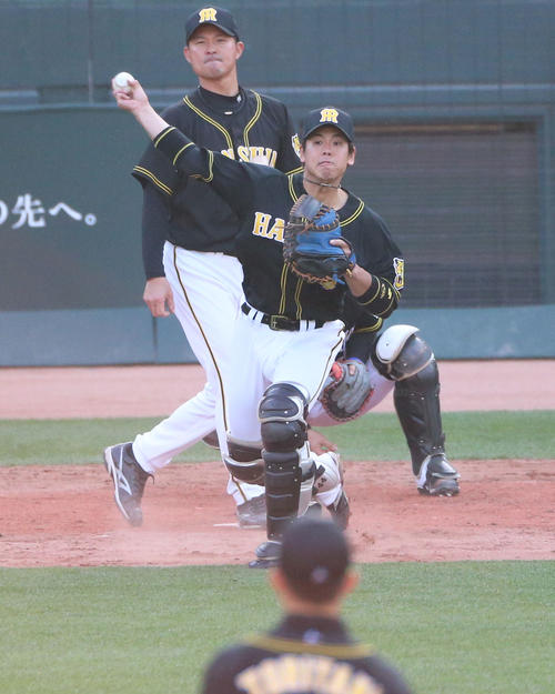 試合前のシートノックで二塁に送球する梅野隆太郎（撮影・上山淳一）