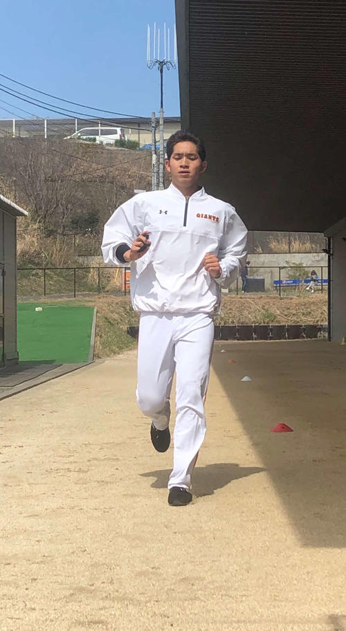 ダッシュする巨人ドラフト1位の高橋（撮影・桑原幹久）