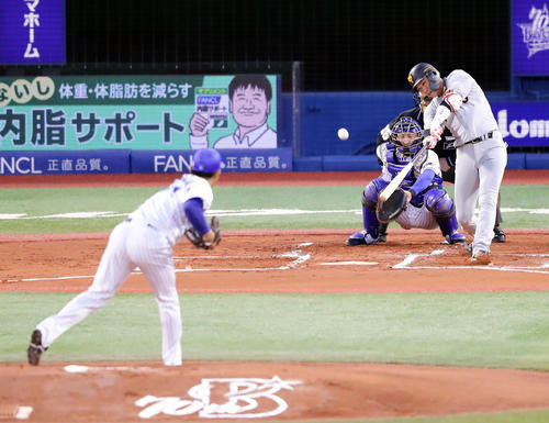 DeNA対巨人　1回表巨人1死、坂本勇は先制本塁打を放つ（撮影・浅見桂子）