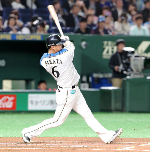 日本ハム対西武　1回裏日本ハム2死一塁、中田は適時二塁打を放つ（撮影・佐藤翔太）　　