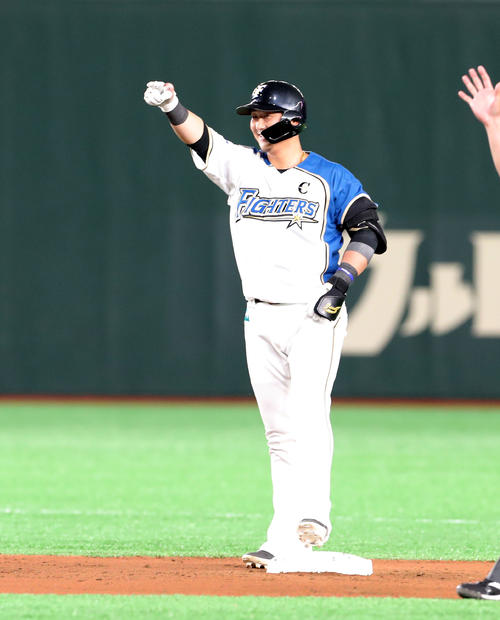 日本ハム対西武　1回裏日本ハム2死一塁、中田は適時二塁打を放ちポーズをとる（撮影・佐藤翔太）　　