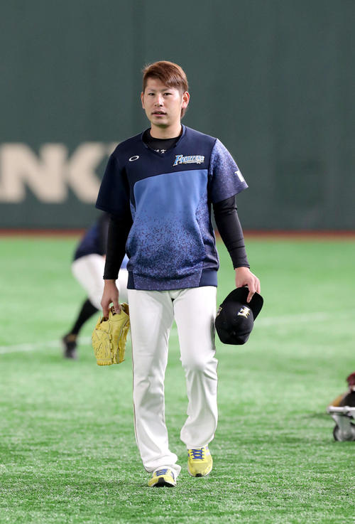 日本ハム対西武　練習を終え引き揚げる日本ハム加藤（撮影・佐藤翔太）　　