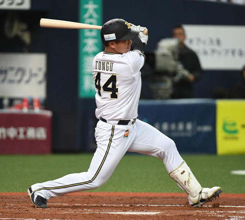 4回裏オリックス無死満塁、頓宮裕真は適時打を放つ（撮影・渦原淳）