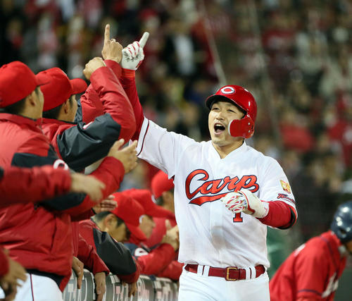広島対阪神　4回裏広島無死、鈴木は勝ち越しソロ本塁打を放ちベンチ前でナインの出迎えを受ける（撮影・栗木一考）