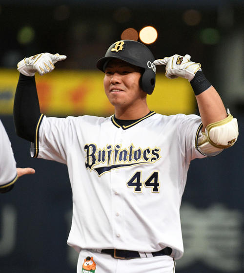 4回裏オリックス無死満塁、頓宮裕真は適時打を放ち塁上でポーズを決める（撮影・渦原淳）
