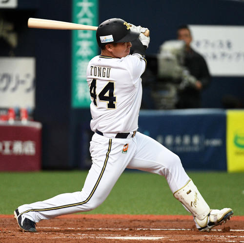 4回裏オリックス無死満塁、頓宮裕真は適時打を放つ（撮影・渦原淳）