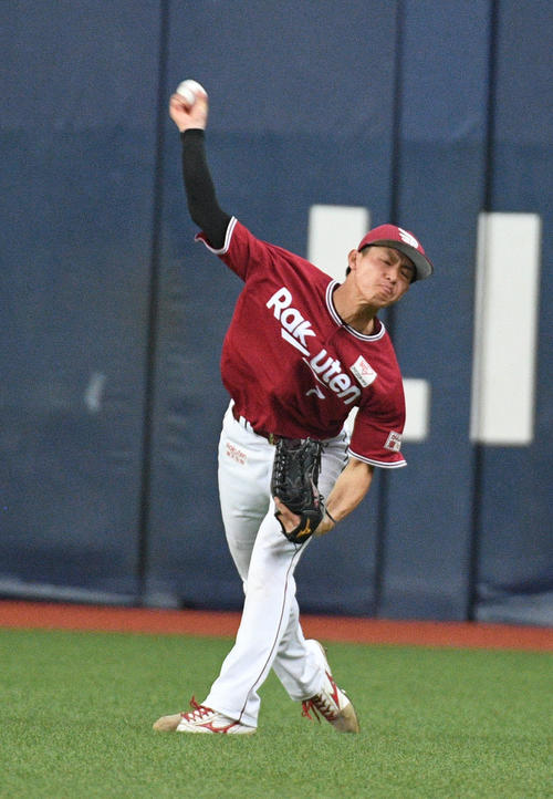 オリックス対楽天　4回裏オリックス1死二、三塁、マレーロの打球を本塁に好返球する辰己涼介（撮影・渦原淳）