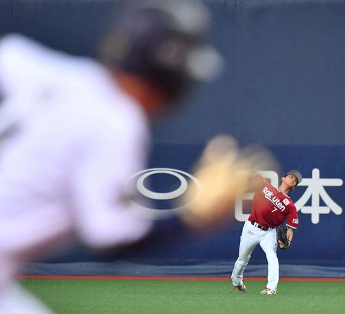 オリックス対楽天　4回裏オリックス無死1死二、三塁、クリス・マレーロの右飛で生還を狙う吉田正尚（左）を本塁で刺す辰己涼介（撮影・上田博志）