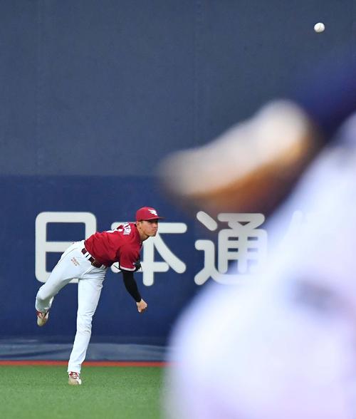 オリックス対楽天　4回裏オリックス無死1死二、三塁、クリス・マレーロの右飛で生還を狙う吉田正尚（左）を本塁で刺す辰己涼介（撮影・上田博志）