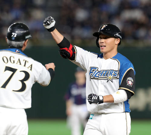 5回裏日本ハム2死二塁、中前適時打を放ち拳を突き上げる王柏融（撮影・佐藤翔太）