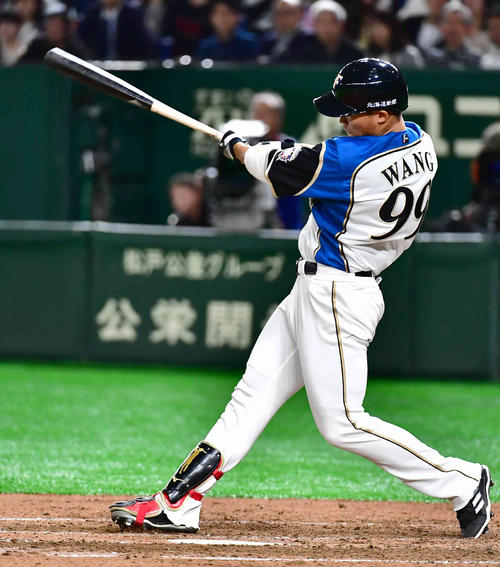 5回裏日本ハム2死二塁、王柏融は中前適時打を放つ（撮影・佐藤翔太）　