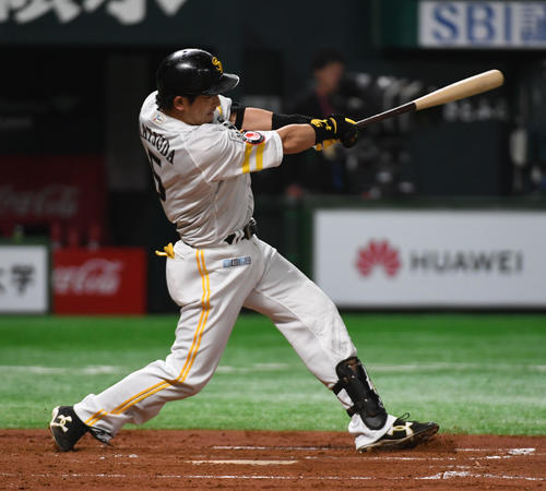 ソフトバンク対ロッテ　2回裏ソフトバンク1死、松田宣浩は左越えにソロ本塁打を放つ（撮影・今浪浩三）