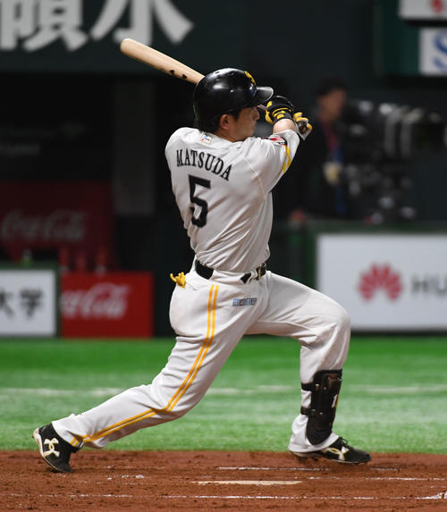 ソフトバンク対ロッテ　2回裏ソフトバンク1死、松田宣浩は左越えにソロ本塁打を放つ（撮影・今浪浩三）