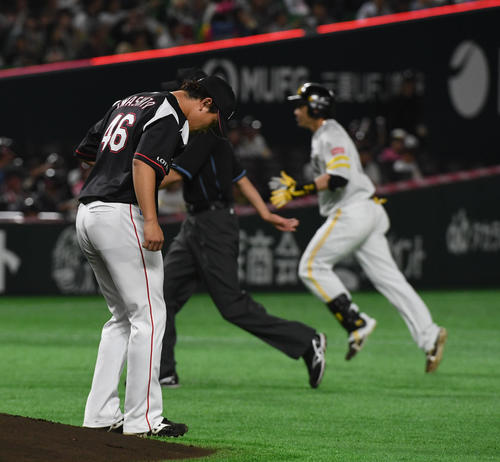 ソフトバンク対ロッテ　2回裏ソフトバンク1死、先発の岩下大輝は松田宣浩にソロ本塁打を浴びる（撮影・今浪浩三）