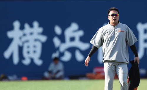 DeNA対巨人　練習の合間に、言葉を交わす巨人沢村（撮影・林敏行）