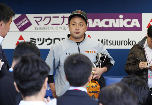 DeNA対巨人　練習を終え、報道陣に囲まれる巨人沢村（撮影・林敏行）