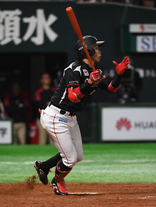 ソフトバンク対ロッテ　5回表ロッテ2死一塁、加藤翔平は右中間に同点の適時三塁打を放つ（撮影・今浪浩三）