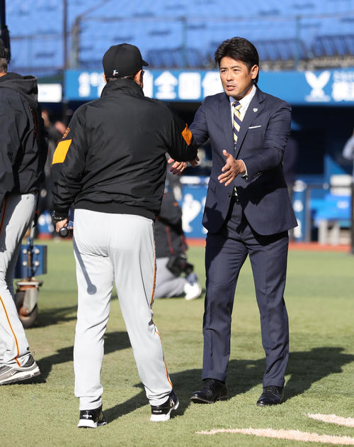 DeNA対巨人　試合前、巨人原監督（左）と握手する侍ジャパンの稲葉監督（撮影・林敏行）