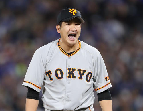 DeNA対巨人　8回裏DeNA2死、ソトを三振に仕留め、雄たけびを上げる菅野（撮影・林敏行）