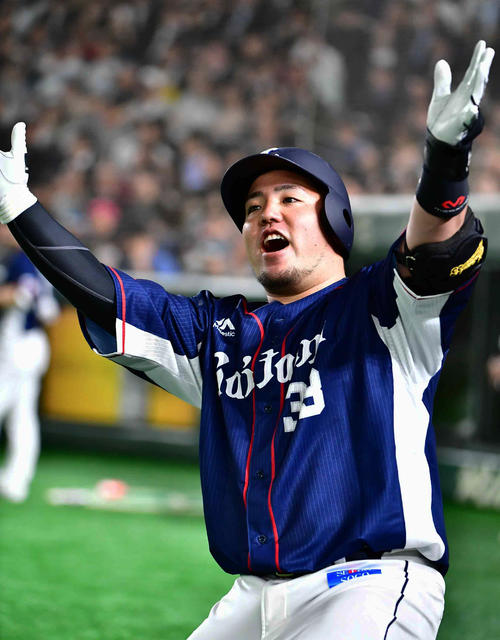 7回表西武無死、山川は中越えにソロ本塁打を放ち左翼席のファンの声援に応える（撮影・小沢裕）