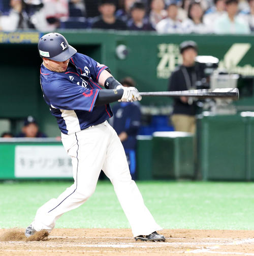 7回表西武無死、山川は中越え本塁打を放つ（撮影・佐藤翔太）