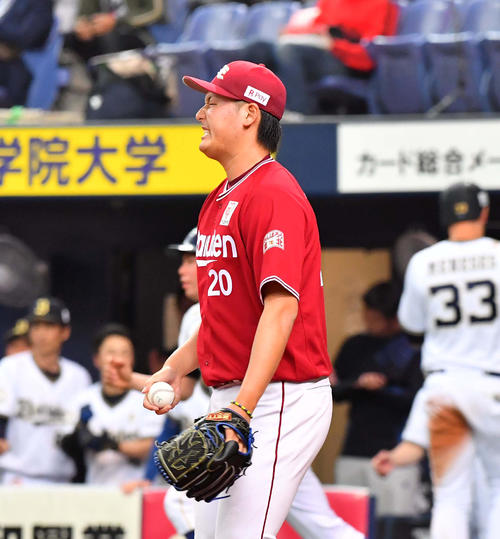 4回裏オリックス無死満塁、小田の中犠飛でメネセスの生還を許し悔しそうな表情を見せる安楽（撮影・上田博志）