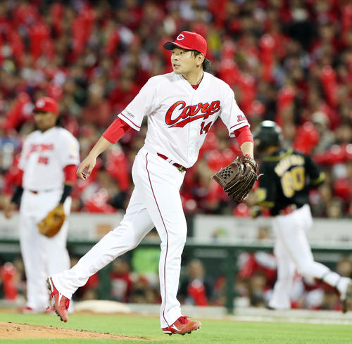 広島対阪神　7回表阪神2死一塁、大瀬良は代打中谷に左越え2点本塁打を浴びる（撮影・加藤哉）