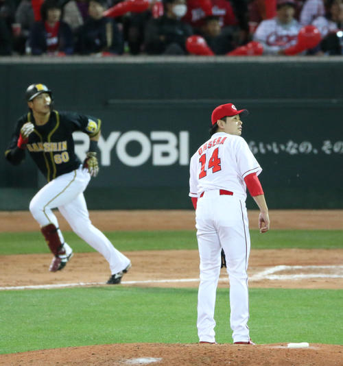 大瀬良は代打・中谷（左）に逆転の左越え2点本塁打を浴びる（撮影・上山淳一）