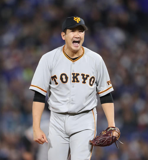 DeNA対巨人　8回裏DeNA2死、ソトを三振に仕留め、雄たけびを上げる菅野（撮影・林敏行）