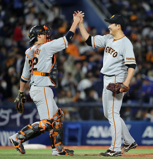 DeNA対巨人　完投勝利し小林（左）とハイタッチする巨人菅野（撮影・鈴木正人）