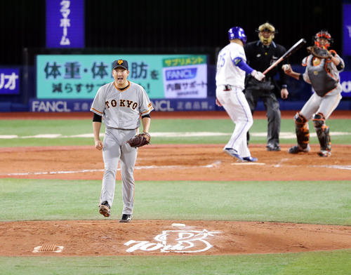 DeNA対巨人　9回裏DeNA無死、筒香を空振り三振に仕留め、雄叫びを上げる菅野（撮影・浅見桂子）