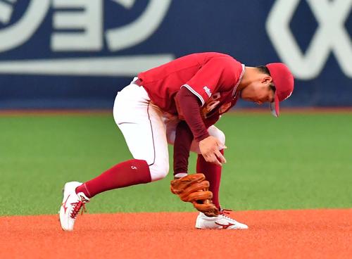 オリックス対楽天　4回裏オリックス無死一塁、ジョーイ・メネセスの打球をトンネルする茂木栄五郎（撮影・上田博志）