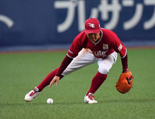 オリックス対楽天　5回裏オリックス1死、西野真弘のゴロをエラーする茂木栄五郎（撮影・上田博志）