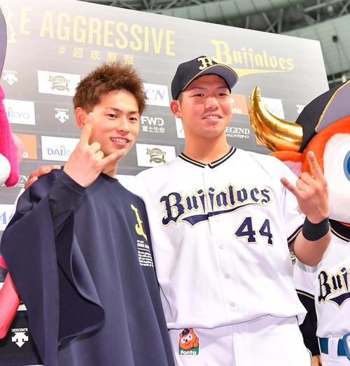 オリックス対楽天　お立ち台でBポーズをして喜び合う山岡泰輔（左）と頓宮裕真（撮影・上田博志）
