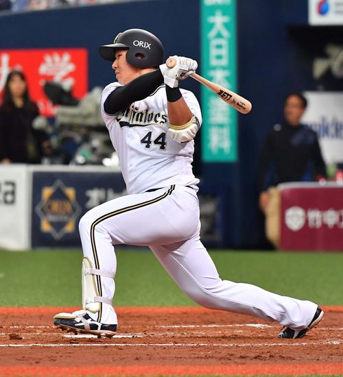 オリックス対楽天　4回裏オリックス無死満塁、左前に適時打を放つ頓宮（撮影・上田博志）