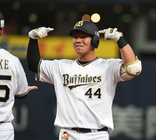 オリックス対楽天　4回裏オリックス無死満塁、頓宮は適時打を放ち塁上でポーズを決める（撮影・渦原淳）