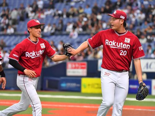 オリックス対楽天　4回裏オリックス吉田正尚を本塁で刺し安楽智大（右）とグラブタッチして笑顔を見せる辰己涼介（撮影・上田博志）