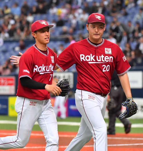 オリックス対楽天　4回裏オリックス吉田正尚を本塁で刺し安楽智大（右）の出迎えに笑顔を見せる辰己涼介（撮影・上田博志）